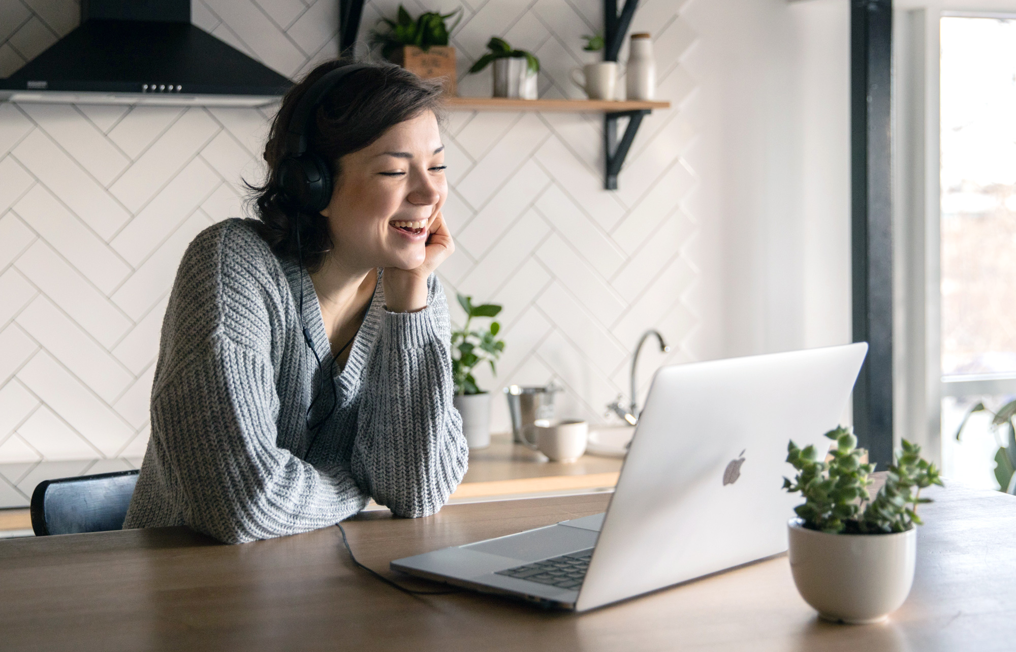 How to stay emotionally connected in a long-distance relationship